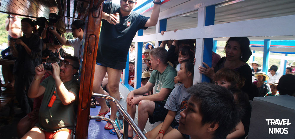 Χορός και τραγούδι στα εκδρομικά σκάφη του Να Τρανγκ (Nha Trang), Βιετνάμ