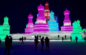 Στο φεστιβάλ γλυπτών πάγου στη Χαρμπίν (Harbin). Όλα τα κτήρια είναι φτιαγμένα από πάγο, Κίνα