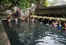 Ναός Tirta Empul στο Μπαλί, ιερό νερό με θεραπευτικές ιδιότητες