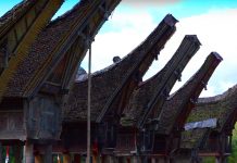 Τα σπίτια Tongkonan του νησιού Sulawesi της Ινδονησίας