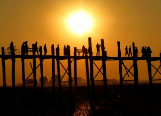 Η ξύλινη γέφυρα U Bein στην Βιρμανία Myanmar (Burma)