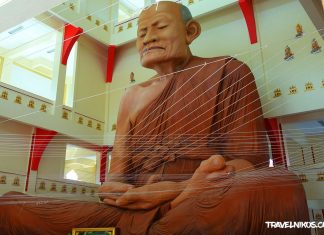 Το γιγάντιο άγαλμα του μοναχού στην Ταϊλάνδη