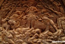 Εξαιρετική ξυλόγλυπτη τέχνη στον ναό Κουτί στην Ταϊλάνδη