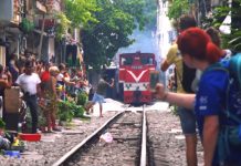 Το τρένο που περνάει μέσα από την πόλη του Ανόι στο Βιετνάμ