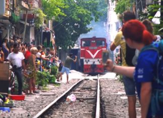 Το τρένο που περνάει μέσα από την πόλη του Ανόι στο Βιετνάμ