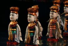Το παραδοσιακό θέατρο μαριονέτας μέσα στο νερό στο Ανόι Βιετνάμ